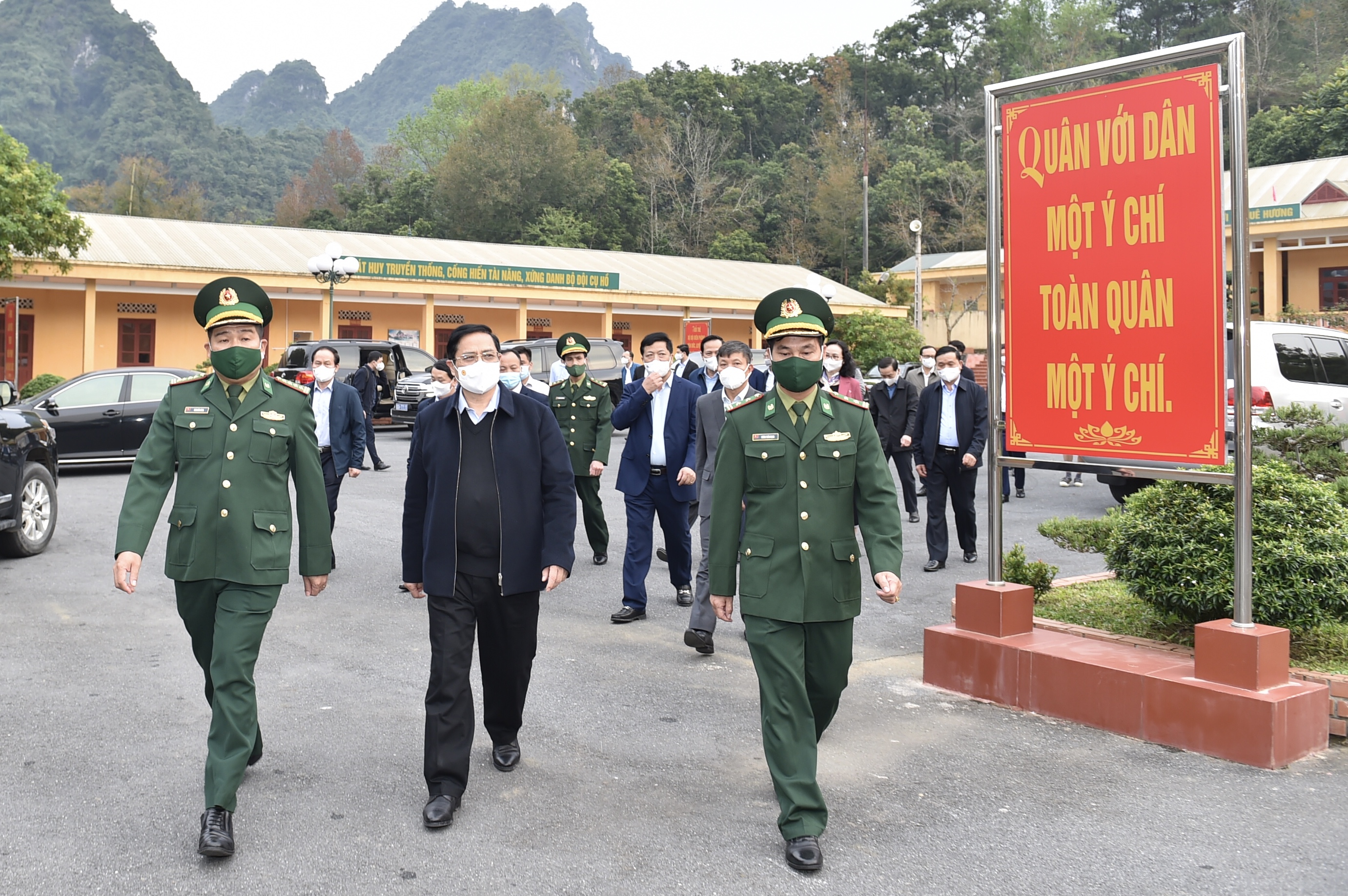Xây dựng đường biên giới hòa bình, hữu nghị và phát triển là một nhiệm vụ chính trị hàng đầu, thường xuyên