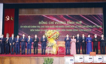 Chủ tịch Quốc hội Vương Đình Huệ thăm làm việc tại Bệnh viện Trung ương Thái Nguyên