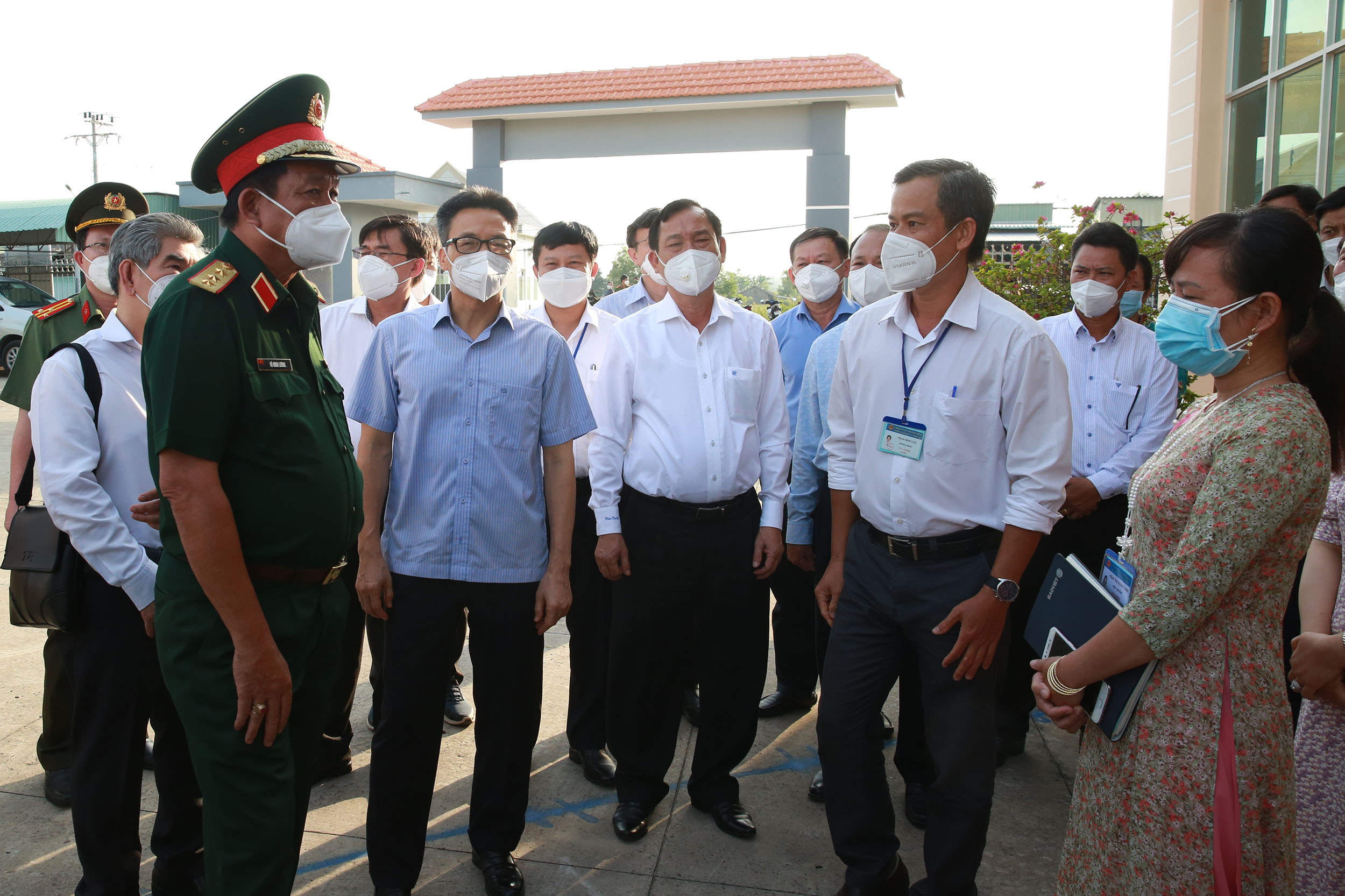 Phó Thủ tướng Vũ Đức Đam thăm, động viên thầy trò vùng dịch Tiền Giang