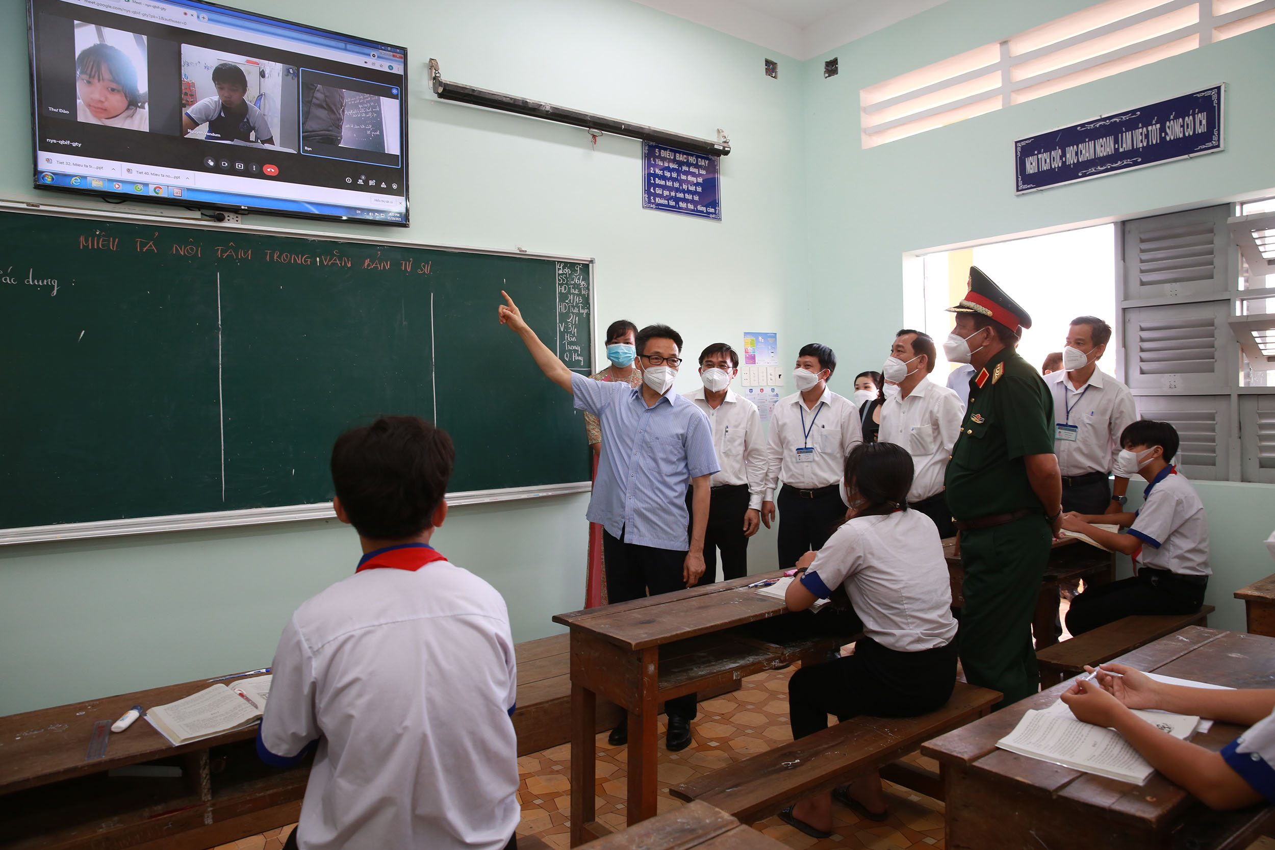 Phó Thủ tướng Vũ Đức Đam thăm, động viên thầy trò vùng dịch Tiền Giang