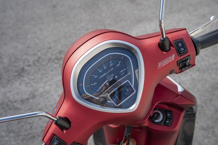 Mặt đồng hồ của Yamaha Grande trang nhã, hiện đại.
