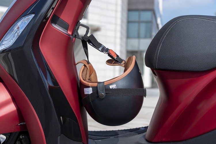 Yamaha Grande có khoảng để chân rộng rãi.