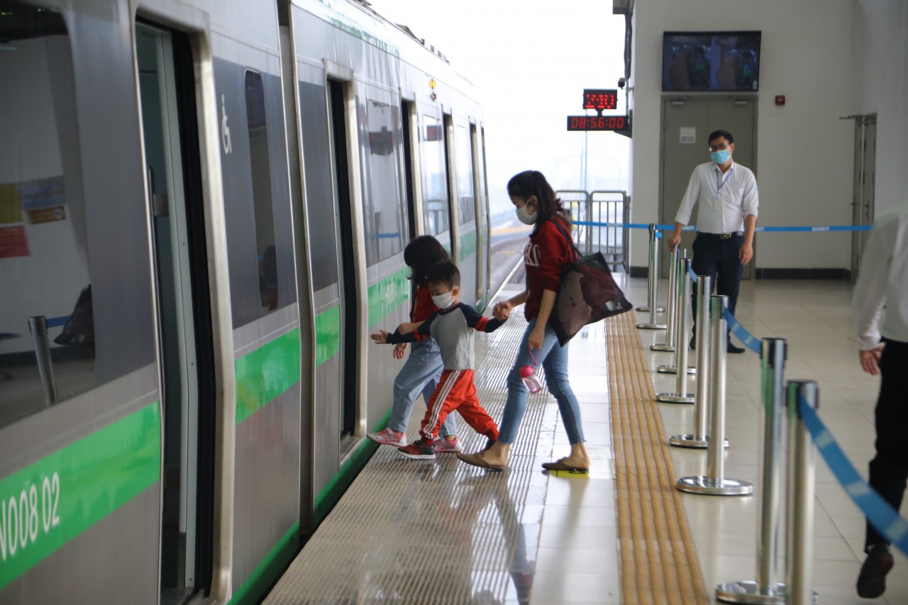 Ngày đầu thu phí, tàu Cát Linh - Hà Đông đón hơn 25.300 lượt khách