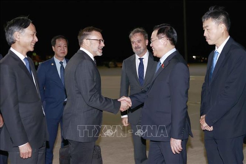 Chủ tịch Quốc hội Vương Đình Huệ đến Thủ đô Canberra, bắt đầu thăm chính thức Australia ảnh 2
