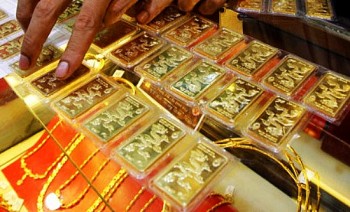 Giá vàng biến động mạnh do lo ngại về biến chủng Omicron