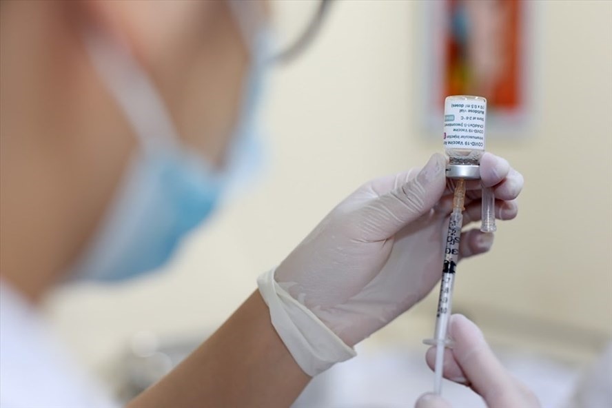 Tình hình dịch bệnh COVID-19 chiều 8/12: Việt Nam tiêm gần 130 triệu liều vaccine; xử trí thế nào khi có người nghi là F0?