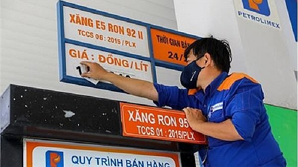 Mỗi lít xăng giảm hơn 1.000 đồng từ 15 giờ 10/12