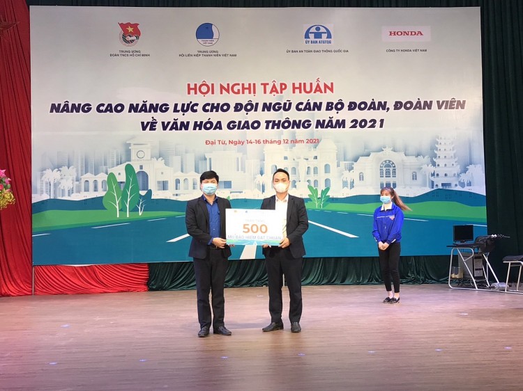 Nâng cao ý thức đội mũ bảo hiểm của thanh niên Việt Nam