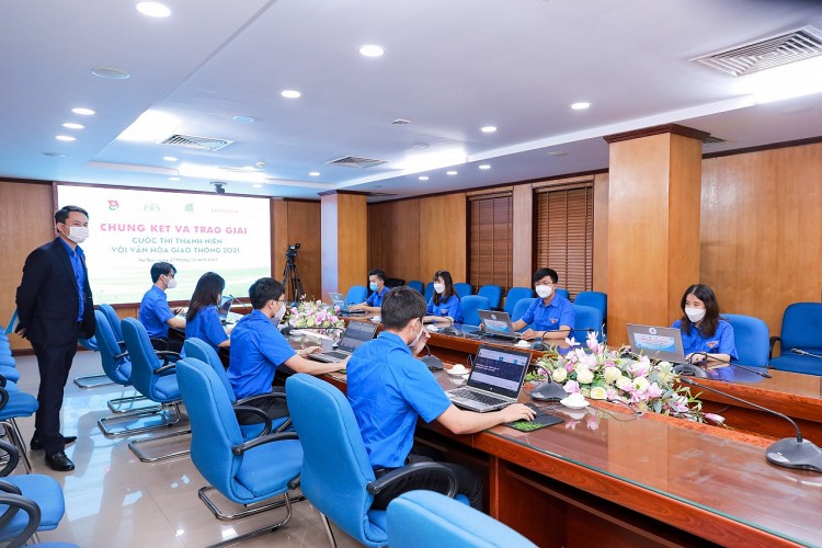 Các thí sinh thực hiện bài thi trắc nghiệm trên máy tính.