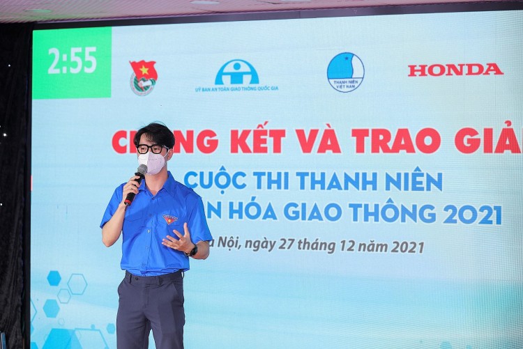 Thí sinh tham gia phần thi hùng biện trực tiếp trên sân khấu