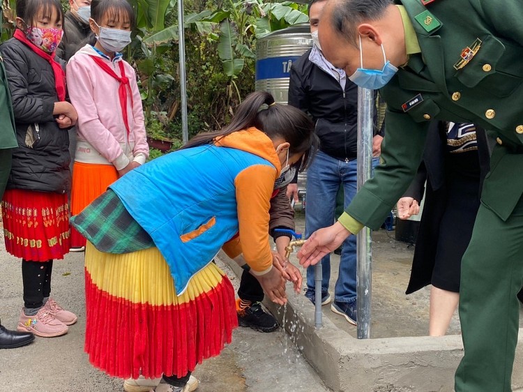 Cải thiện nguồn nước cho trường tiểu học và đồn biên phòng Lũng Cú, Hà Giang