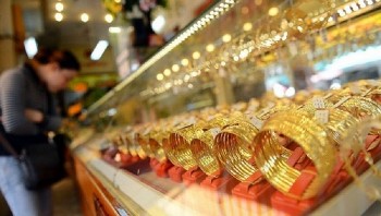 Giá vàng trong nước giảm nhẹ, giá thế giới tăng vọt