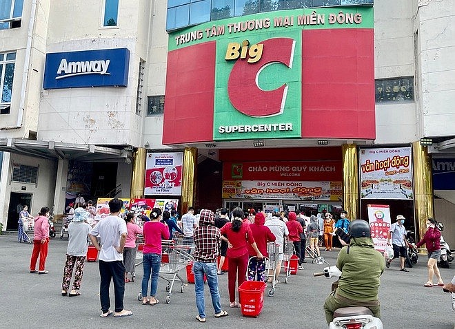 Người dân tại TP.HCM xếp hàng đi chợ trong thời gian giãn cách xã hội.