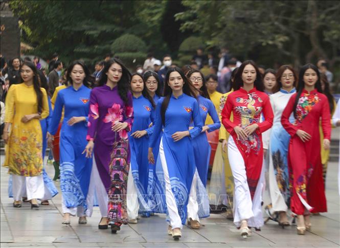 Màn đồng diễn áo dài của sinh viên trong chiều đông Hà Nội