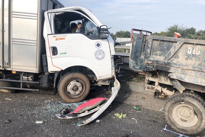 Tin tức tai nạn giao thông chiều 3/1: Xe Hyundai húc văng khối bê tông rồi lật ngửa, phơi bụng giữa đường