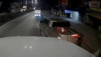 Camera giao thông: Xe bán tải táo tợn tạt đầu container