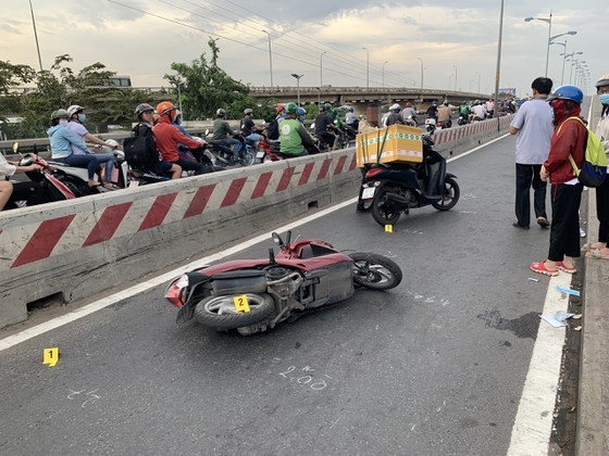 Tin tức tai nạn giao thông chiều 4/1: Xe đầu kéo lao qua đường, húc bay ô tô chở phế liệu
