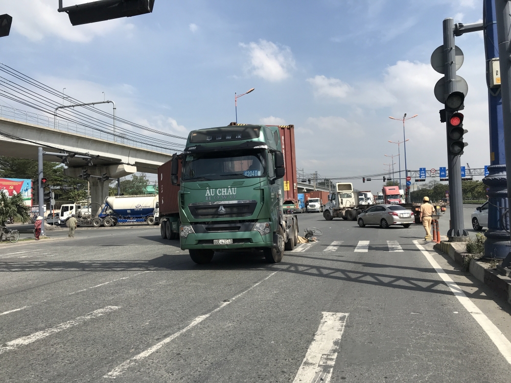 Tin tức tai nạn giao thông ngày 5/1: Đang nằm dưới gầm sửa xe, tài xế bị xe trôi cán qua người
