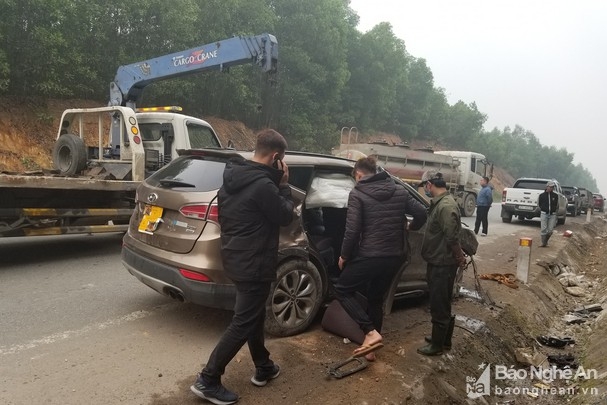 Tin tức tai nạn giao thông ngày 6/1: Xe ben trôi dốc, người đi đường vội vứt xe chạy tháo thân