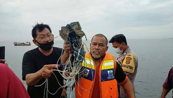 Tìm thấy nhiều phần thi thể và mảnh vỡ nghi của máy bay Indonesia