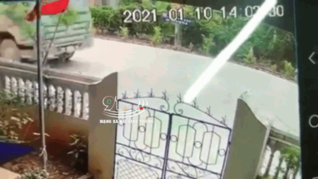 Camera giao thông: Kinh hoàng cảnh xe đầu kéo đấu đầu xe ben ở Ninh Bình