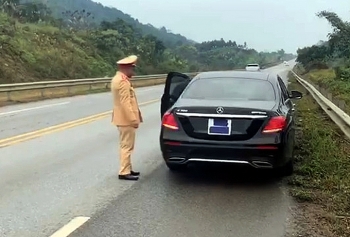 Tài xế Mercedes lại "chơi chiêu" dán băng dính che biển số tránh phạt nguội