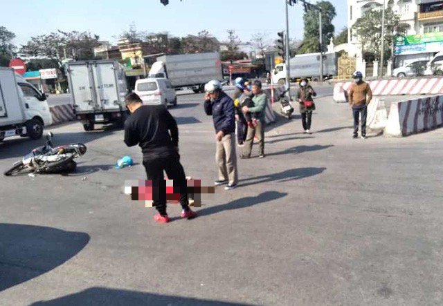 Tin tức tai nạn giao thông nổi bật ngày 12/1: Lạng lách né cảnh sát, hai thanh niên tông thẳng vào ô tô tải