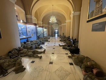 Choáng cảnh Vệ binh Quốc gia nằm la liệt tại Điện Capitol