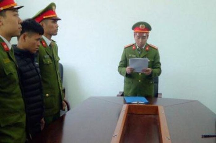 Tin tức pháp luật chiều 14/1: Ngồi ăn bún trên vỉa hè, cô gái bị đâm nhầm suýt chết