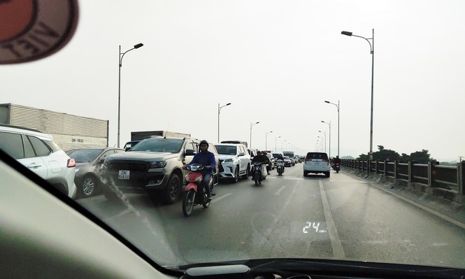 Tin tức tai nạn giao thông nổi bật ngày 20/1: Xe đầu kéo mất lái rồi lật nghiêng trên quốc lộ, tài xế tử vong trong cabin