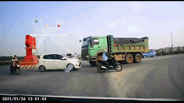Camera giao thông: Xe ben đi sai luật  cố tình đẩy lùi ô tô, 