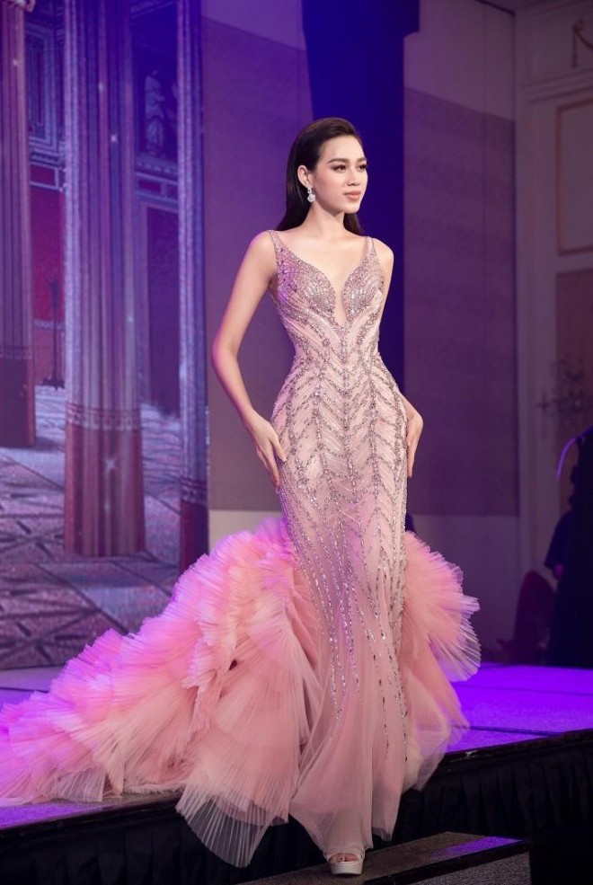Cận cảnh loạt đầm dạ hội giúp mỹ nhân Việt thăng hoa trên đấu trường quốc tế năm 2021