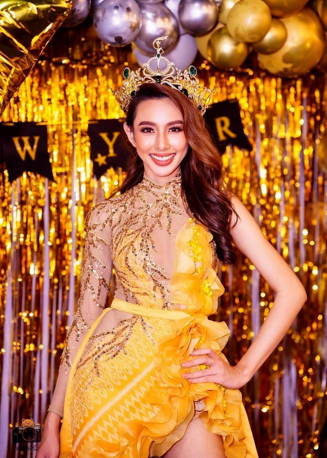 Thuỳ Tiên 'thăng hạng' nhan sắc với loạt váy áo cắt xẻ nóng bỏng