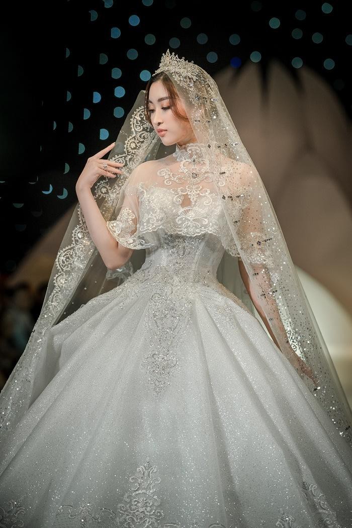 Hoa hậu Đỗ Mỹ Linh khoe nhan sắc kiều diễm khi mặc váy cưới, đốn gục mọi ánh nhìn
