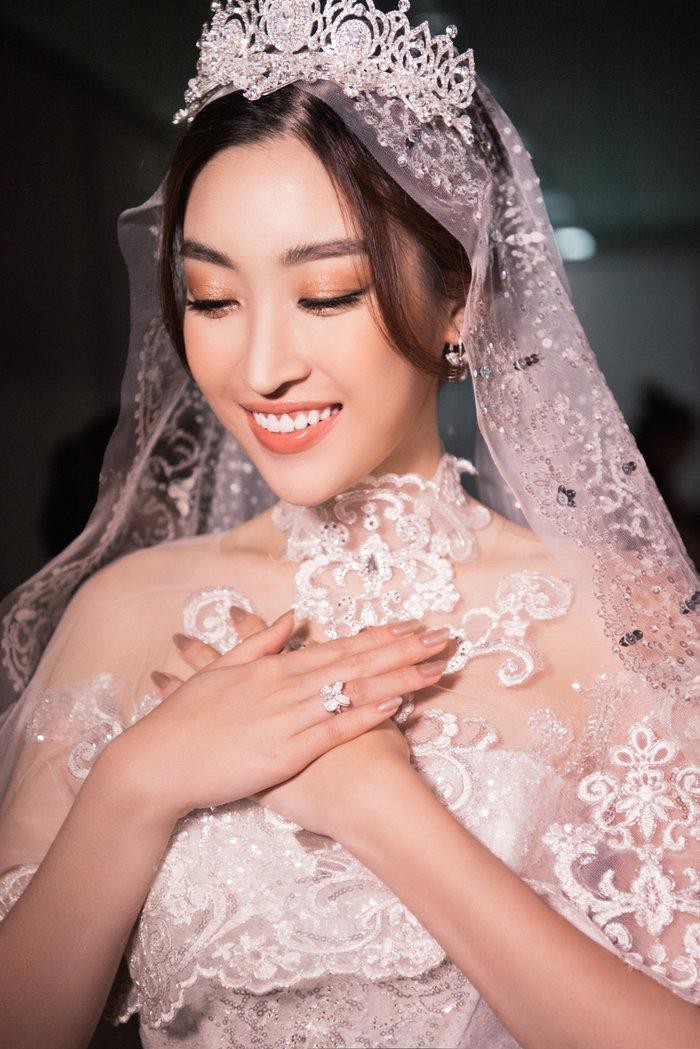 Hoa hậu Đỗ Mỹ Linh khoe nhan sắc kiều diễm khi mặc váy cưới, đốn gục mọi ánh nhìn