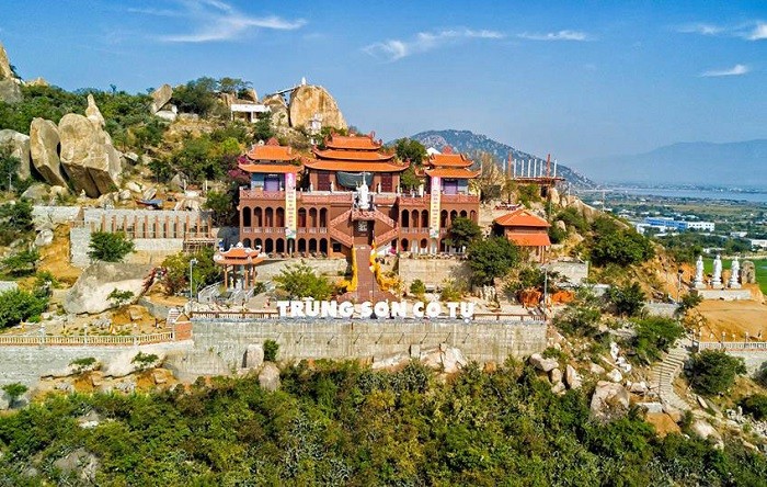 Trùng Sơn cổ tự Ninh Thuận uy nghiêm, thơ mộng tọa lạc trên sườn núi Đá Chồng
