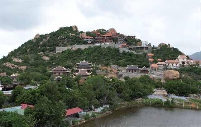 Trùng Sơn cổ tự Ninh Thuận uy nghiêm, thơ mộng tọa lạc trên sườn núi Đá Chồng
