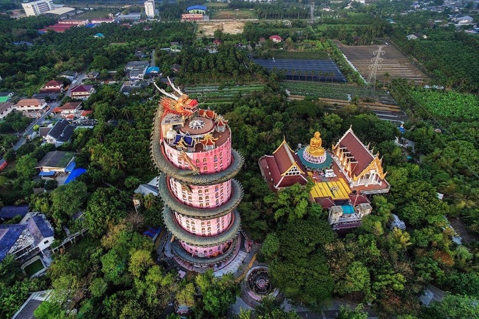 Thái Lan: bí ẩn phía sau ngôi chùa hồng tuyệt tác với hình rồng khổng lồ quấn quanh
