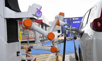 trung quoc tram xang ngoai troi su dung 100 robot phuc vu