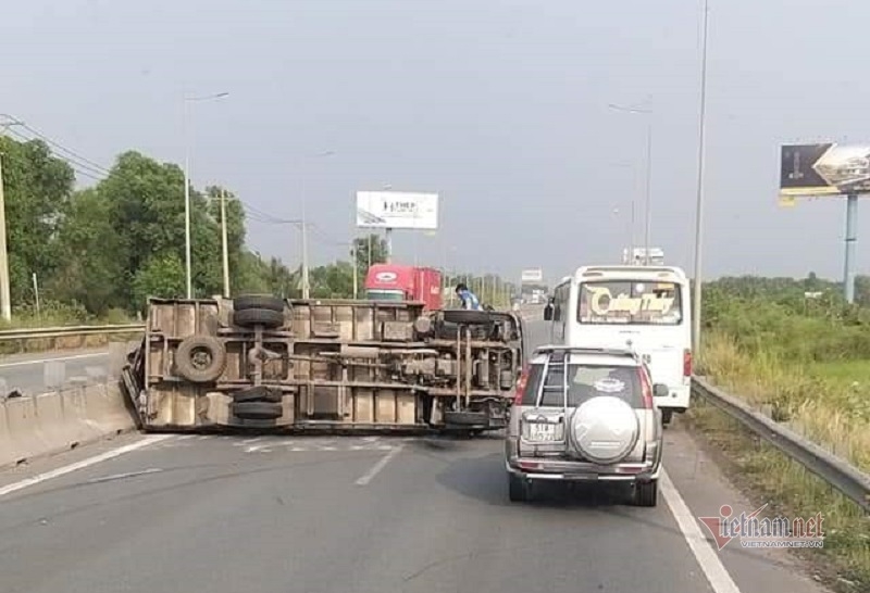 Tin tức tai nạn giao thông nổi bật ngày 1/2: Xe buýt mất phanh lao qua dải phân cách, 1 người chết tại chỗ