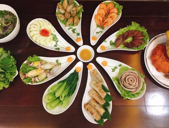Mâm cơm cúng ông Công ông Táo đẹp như tranh vẽ khiến dân mạng xuýt xoa