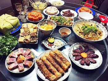 Mâm cỗ cúng tất niên đơn giản nhưng vẫn chuẩn nghi lễ truyền thống