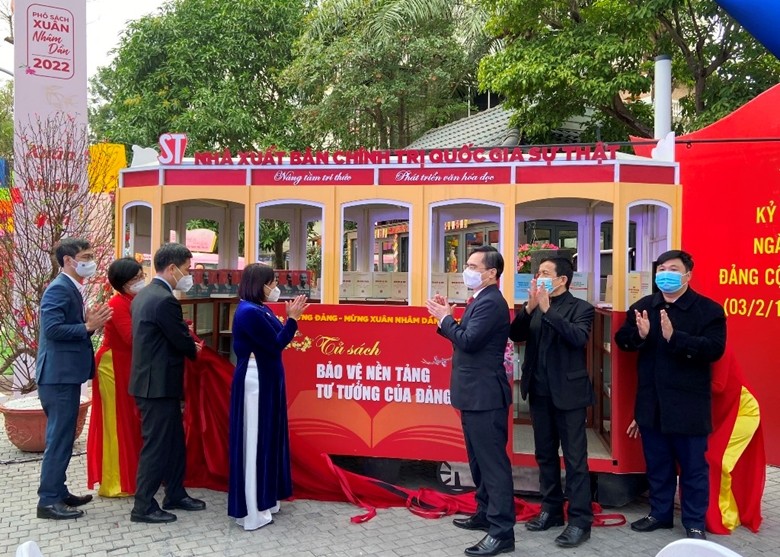 Ra mắt Tủ sách “Bảo vệ nền tảng tư tưởng của Đảng” Ra mắt Tủ sách “Bảo vệ nền tảng tư tưởng của Đảng”