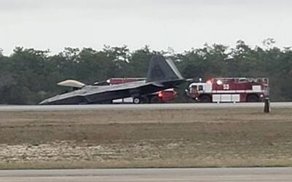 Tiêm kích F-22 Raptor Mỹ hạ cánh khẩn cấp bằng mũi, nhiều khả năng do bị sập càng