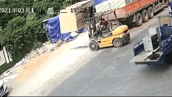 Camera giao thông: Phản xạ xuất thần, thanh niên đi xe máy thoát chết trong gang tấc