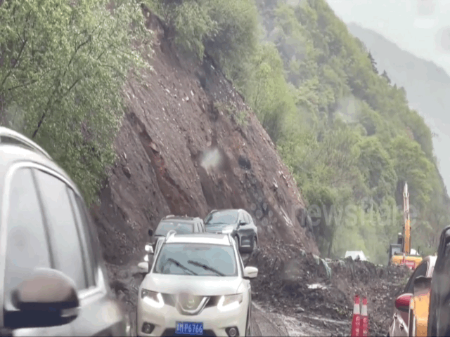 video kinh hoang dat sat lo lap kin duong khi o to vua di qua