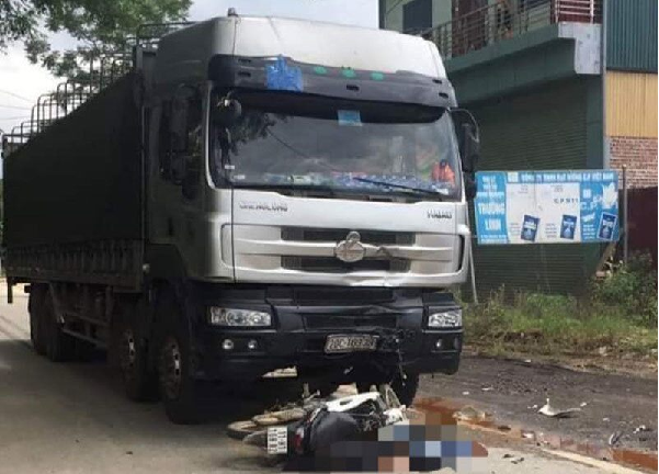 Tin tức tai nạn giao thông trong ngày: Nữ công nhân bị xe lu cán tử vong thương tâm