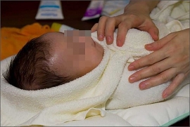 Tin tức pháp luật nóng nhất trong ngày: Cô gái trẻ bịt miệng con đến chết khi vừa chào đời