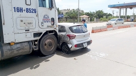 Tin tức tai nạn giao thông (TNGT) nóng nhất chiều 19/7: Xe đầu kéo tông ngang xe con, đẩy đoạn dài trên cao tốc