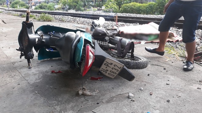 5143 va cham voi tau hoa lai xe grab tu vong tai cho
